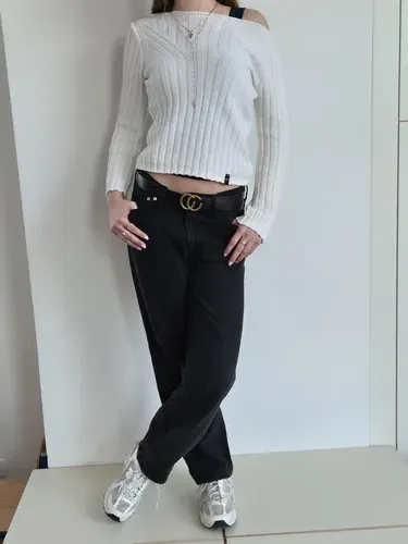 Bel pulover, narejen iz 50% bombaža in 50% akine. Na nekaterih delih je rahlo umazan. 