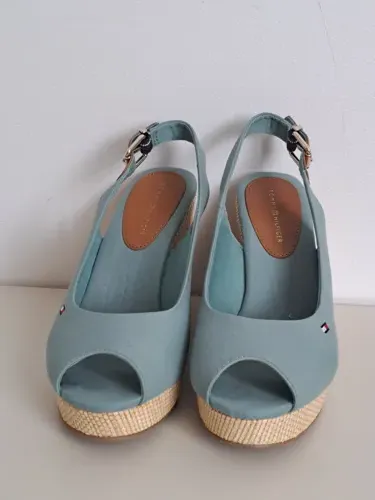 Čevlji so novi, še ne nošeni. Številka 38.