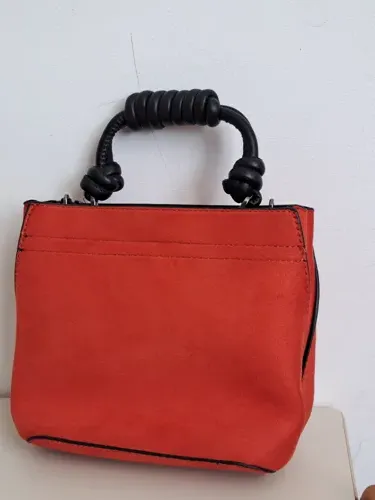 Manjša ženska torbica, ki je čisto nova. 